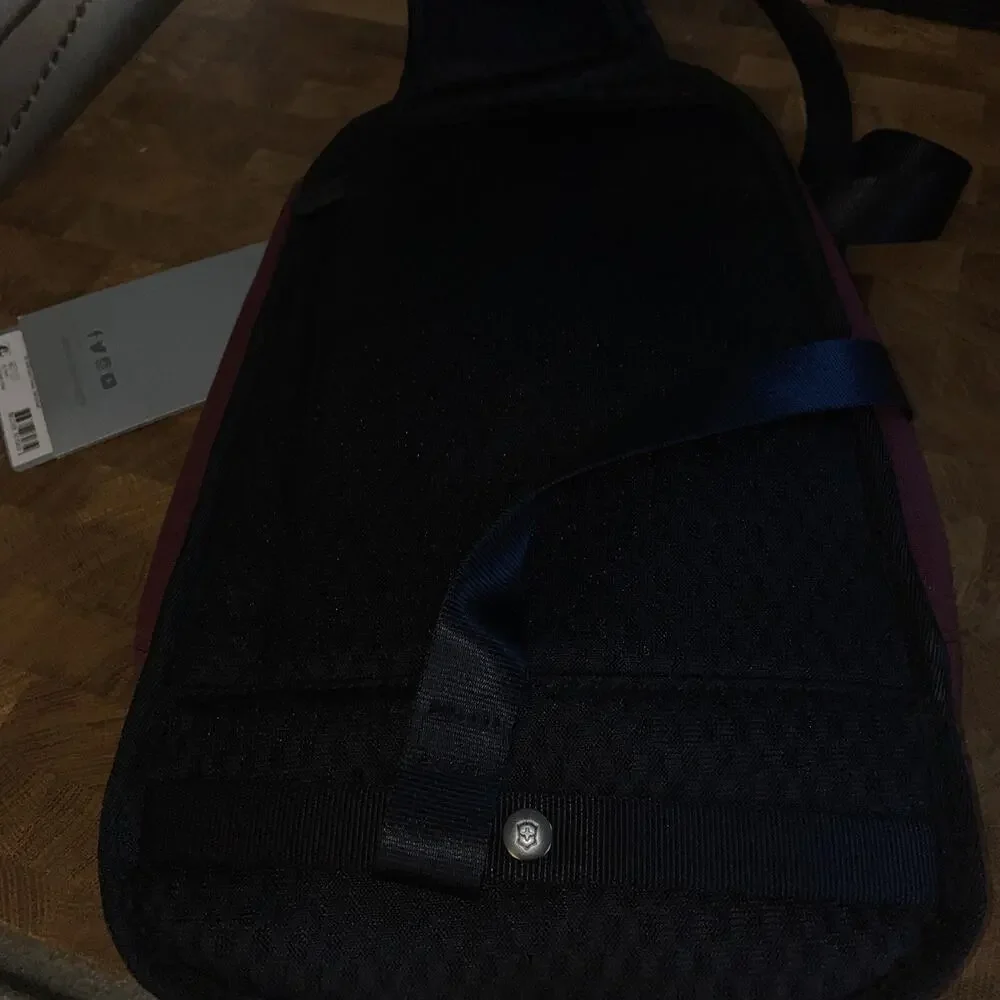 Victorinox Lifestyle Accessory Sling bag original Beetroot 607127 6L/366cu In